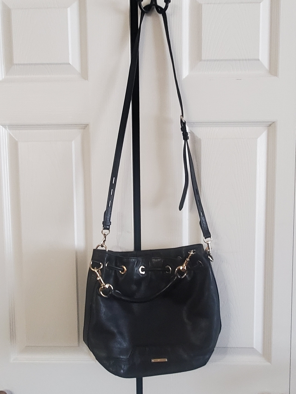 REBECCA MINKOFF BLACK LEATHER BUCKET BAG. TOP HANDLE CROSSBODY.